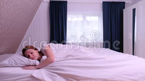 红头发的女人从床上爬起来快乐少女新一天视频的预览图