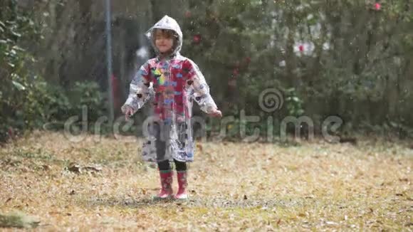 小女孩在雨中玩耍视频的预览图