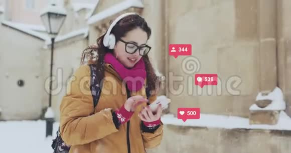 年轻女性微笑姿势流视频从她的智能手机社交媒体图标与评论视频的预览图