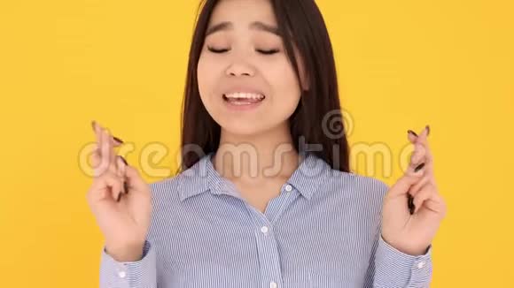 黄色背景的亚洲女孩祈祷梦想成真视频的预览图