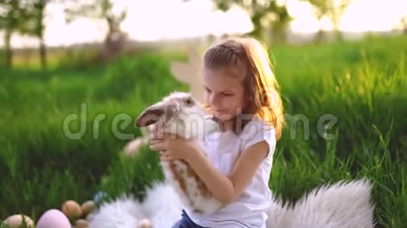 一个女孩在街上玩兔子用手做兔子耳朵复活节视频的预览图
