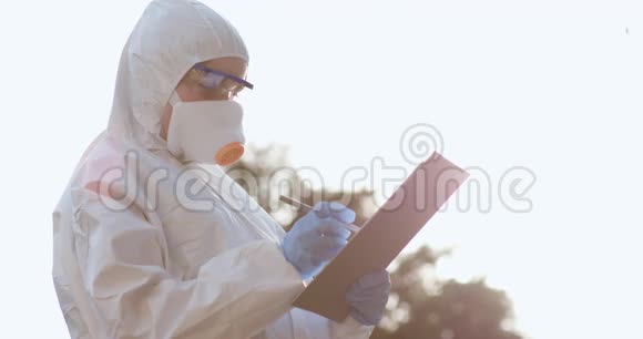 自信的亚洲医生穿着防护PPE西装戴着口罩和眼镜视频的预览图