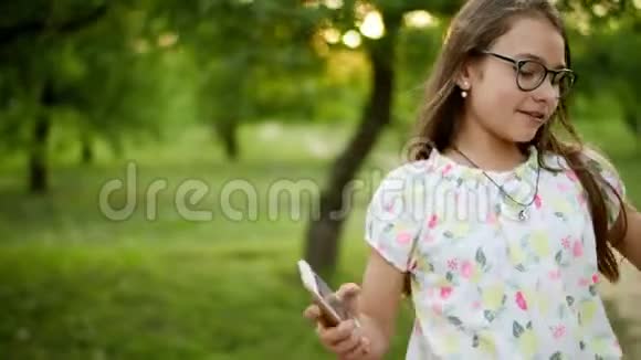 微笑的少女在外面跳舞快乐的女孩在户外玩耍视频的预览图