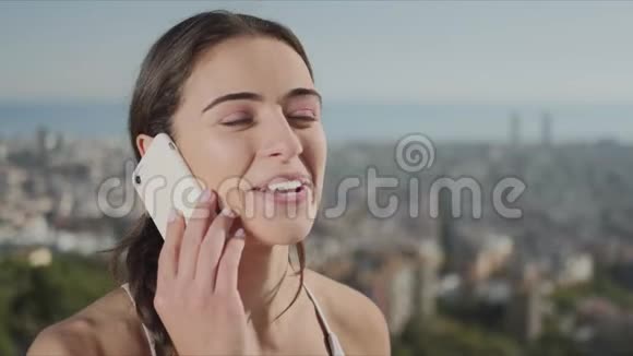 巴塞罗那市的女人在用智能手机说话在户外打电话的女孩视频的预览图