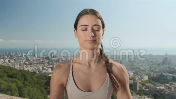 瑜伽教练在垫子上冥想健身女孩在外面练习莲花视频的预览图