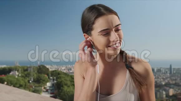 巴塞罗那市戴耳机的女人女孩在耳塞里听音乐视频的预览图