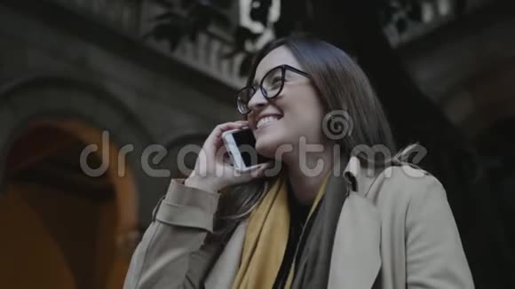 学生在大学里用智能手机说话商人在外面打电话视频的预览图