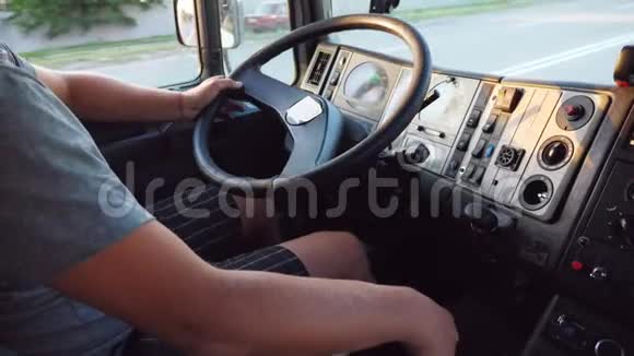 面目全非的人手握方向盘在城市道路上驾驶卡车卡车司机在汽车车轮上的手臂视频的预览图