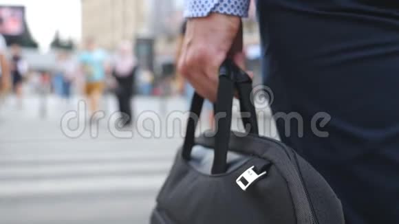 年轻的商人手里拿着包在市中心过马路无法辨认的男性企业家携带视频的预览图