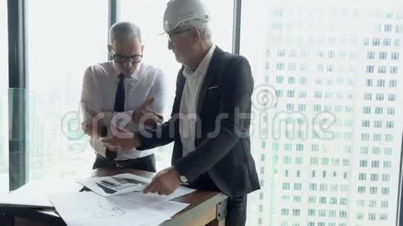 两个人的工程师讨论项目和计划工作视频的预览图