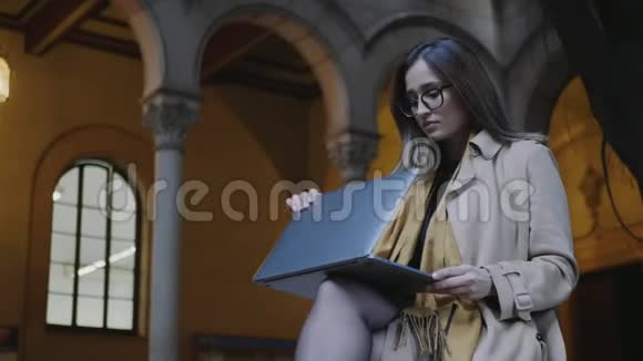 学生在笔记本电脑上工作女商人在户外打电脑视频的预览图