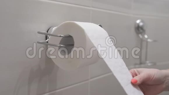 女人在厕所里用一卷卫生纸视频的预览图