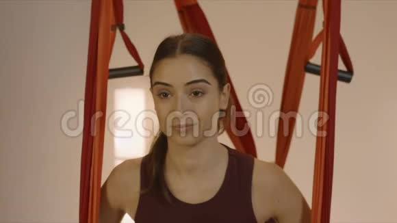 体操运动员用瑜伽带伸展身体在健身班做瑜伽的女人视频的预览图