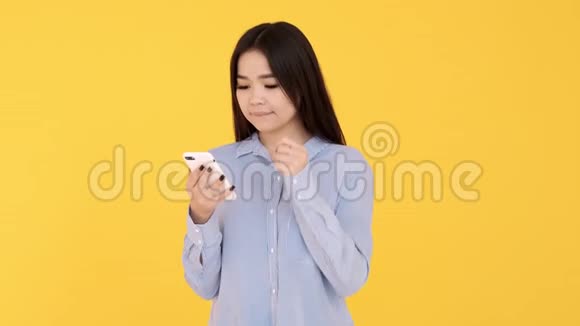 黄色背景的女孩在一个空的空间上举手复制空间视频的预览图
