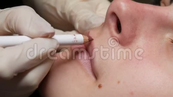 微漂白微染唇工作流程在美容院有嘴唇的女人用铅笔画画视频的预览图