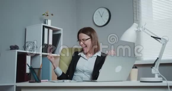 在办公室庆祝成功的女人职业女性雇主收到消息后很高兴视频的预览图