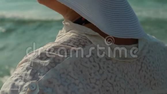 年轻的白种人女士穿着泳装和夏帽在海水中飞溅海洋海滩度假慢慢慢慢视频的预览图