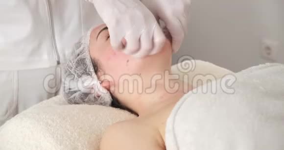 美容师为病人做面部肌肉颊部按摩视频的预览图