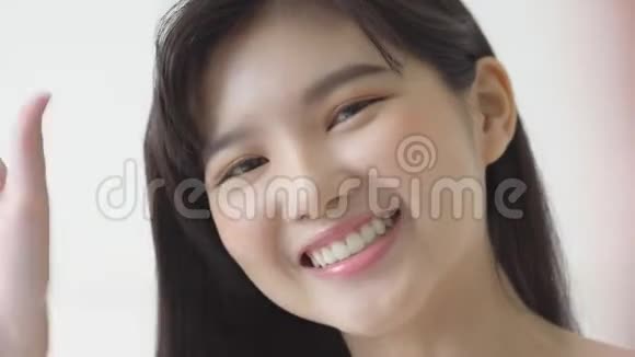 美丽的肖像年轻的亚洲女人微笑快乐的手势你好情感积极的挥手在家里视频的预览图
