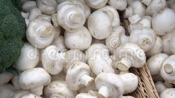 蘑菇在市场上出售白色蘑菇视频的预览图