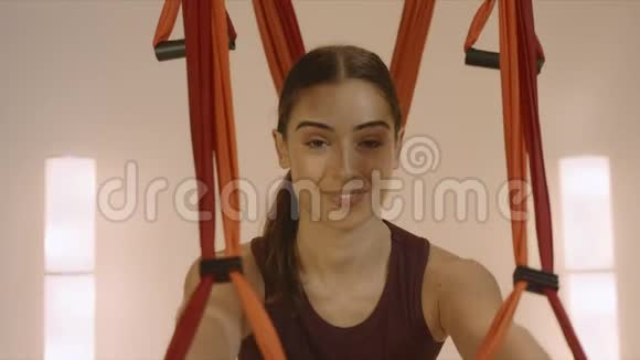 女孩在健身工作室用瑜伽带锻炼女人在里面练习瑜伽视频的预览图