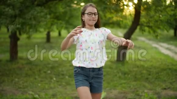 快乐的女孩在户外玩得开心少女在外面跳舞视频的预览图