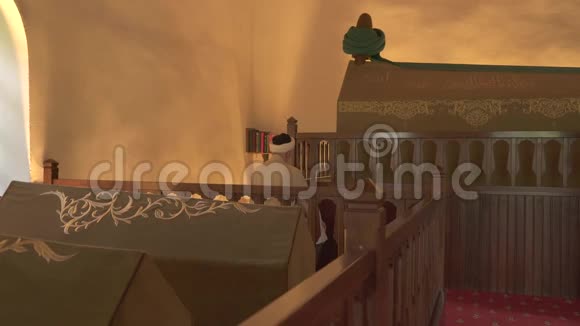穆斯林老人在坟墓里祈祷视频的预览图