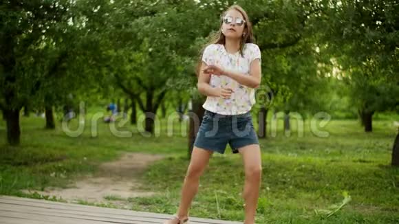 有趣的女孩在户外跳舞专注的少女做有节奏的动作视频的预览图
