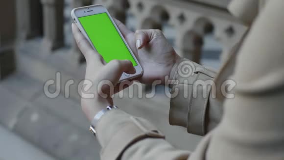 学生使用绿色屏幕的智能手机做手机生意的女商人视频的预览图