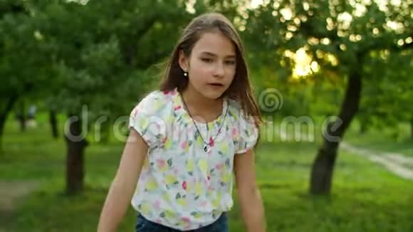 专心致志的少女在公园跳舞严肃的女孩在外面跳舞视频的预览图