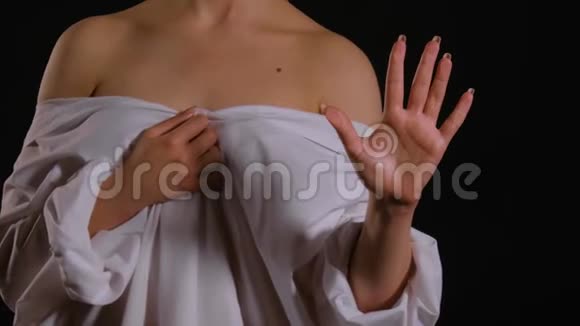 女性身体在HUD模板上视频的预览图