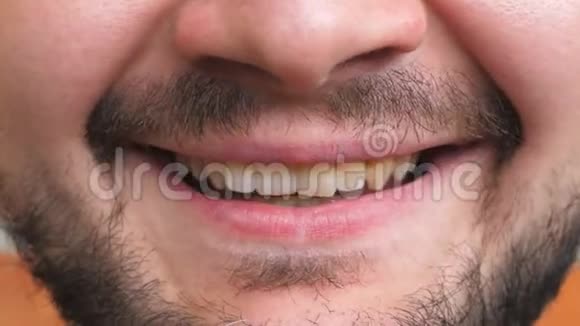 闭上小胡子的嘴微笑着露出洁白的牙齿一个快乐的帅哥和一个视频的预览图