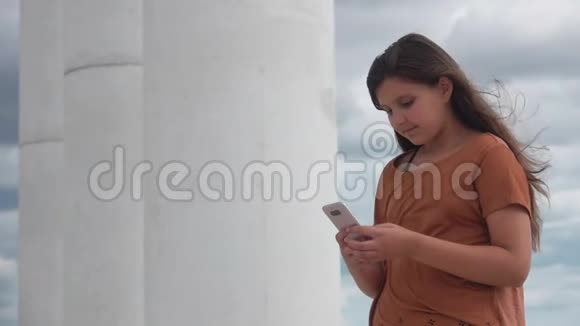 穿着棕色T恤的漂亮女孩自拍视频的预览图