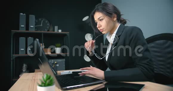 疲惫的女人在办公室完成电脑工作视频的预览图