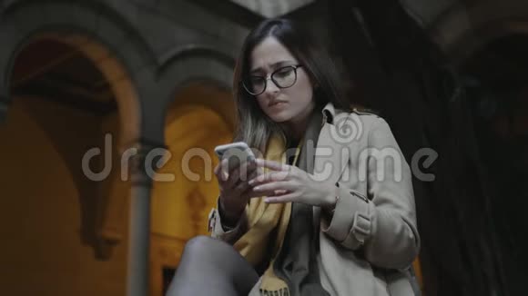 学生在电话里读坏消息在外面打手机的女商人视频的预览图