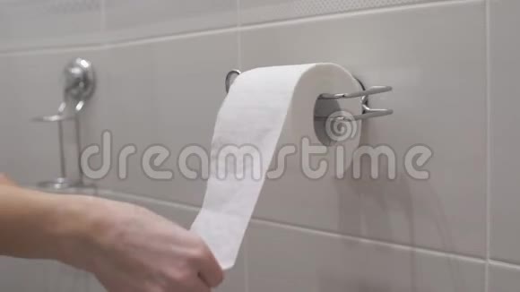 女人在厕所里用一卷卫生纸视频的预览图