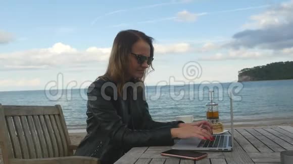 在户外咖啡馆工作的年轻女性视频的预览图
