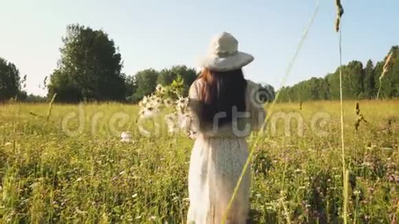 有花的女人走在草地上视频的预览图