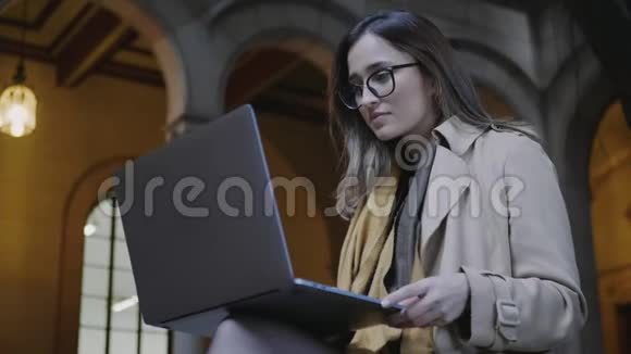 在大学里用笔记本电脑收到好消息的学生使用笔记本电脑的女商人视频的预览图