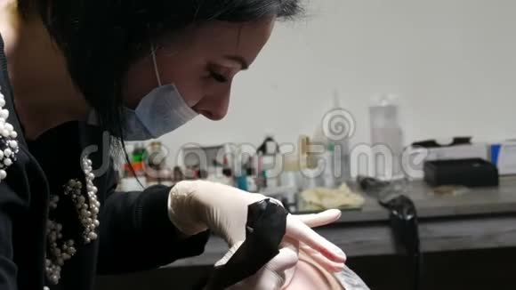 美容师师傅做永久唇妆一种特殊的机器在嘴唇的皮肤下引入红色素使其视频的预览图