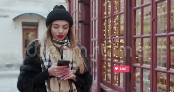 女人使用智能手机感到快乐Vlogger影响者动画与用户界面喜欢追随者评论视频的预览图