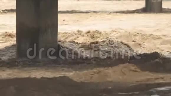 桥柱之间的洪水视频的预览图