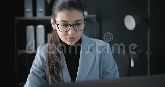 体贴的女人看着电脑屏幕视频的预览图