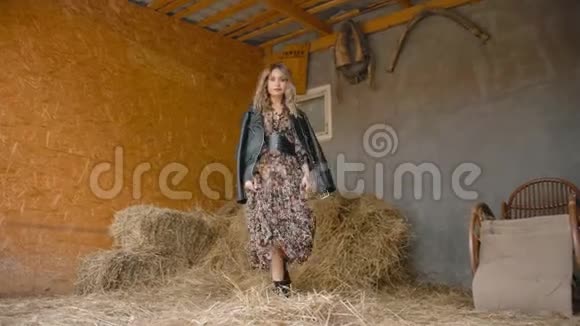 女人在农村谷仓跳舞视频的预览图