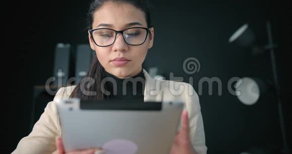 集中女性在电子设备上工作视频的预览图