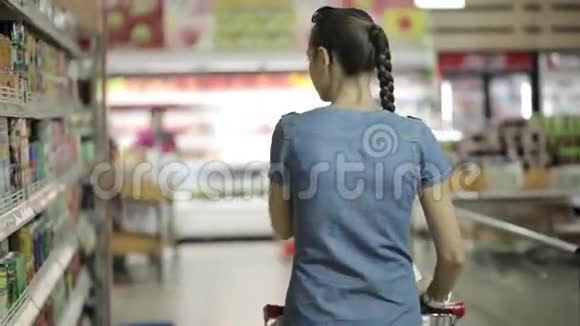 年轻女子带着小女儿在超市散步视频的预览图