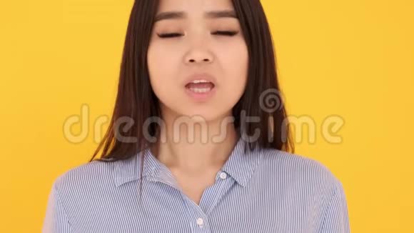 黄色背景的女孩尖叫不亚洲女孩否认不满视频的预览图