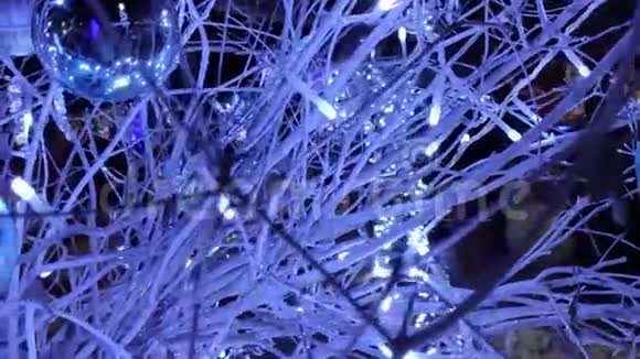 带有蓝色灯光的圣诞装饰品视频的预览图