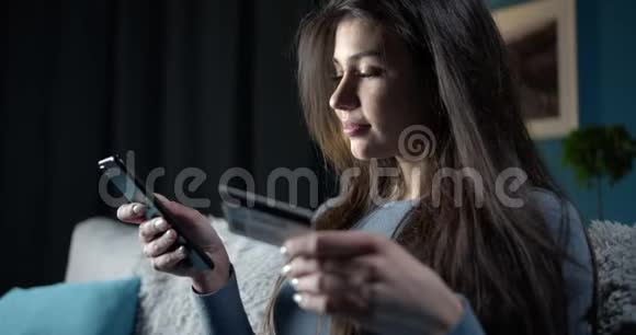 在网上购买信用卡和智能手机的女人视频的预览图