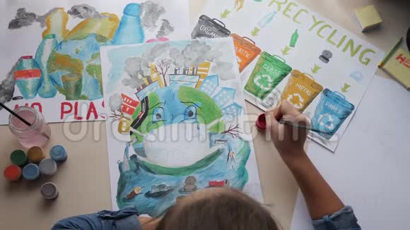 女孩画油漆海报环境问题视频的预览图